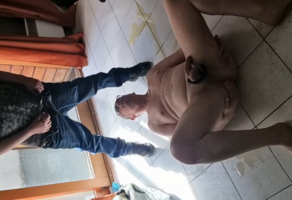 J’ai payé 30 € un mec 100 % hétéro pour qu’il vienne me pisser dessus